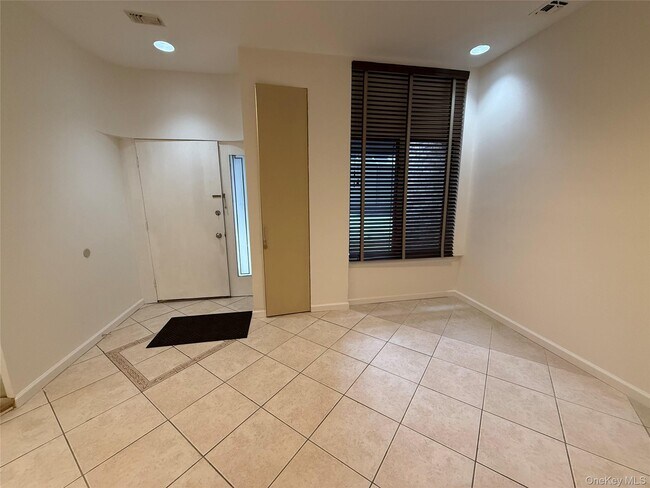 Building Photo - 130 S Middle Neck Rd