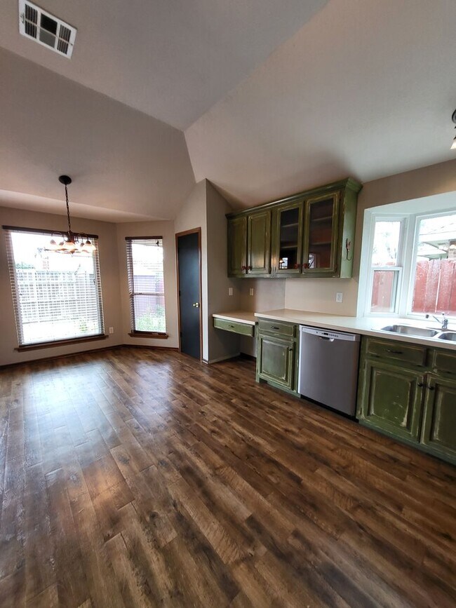 Building Photo - (3) Bed/(2) Bath + Study/Office in NW Norman! Storm Shelter! Neighborhood Pool!
