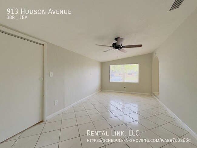 Building Photo - 913 Hudson Ave