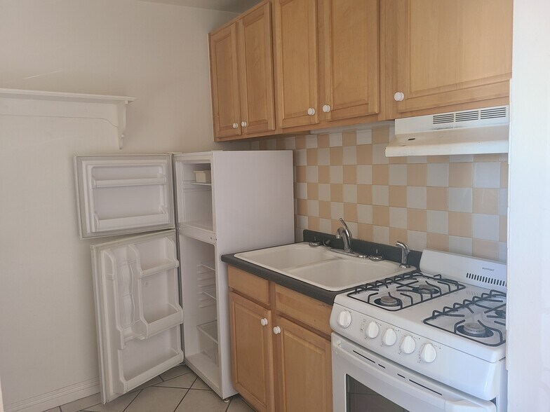Building Photo - 1219 S Farmer Ave