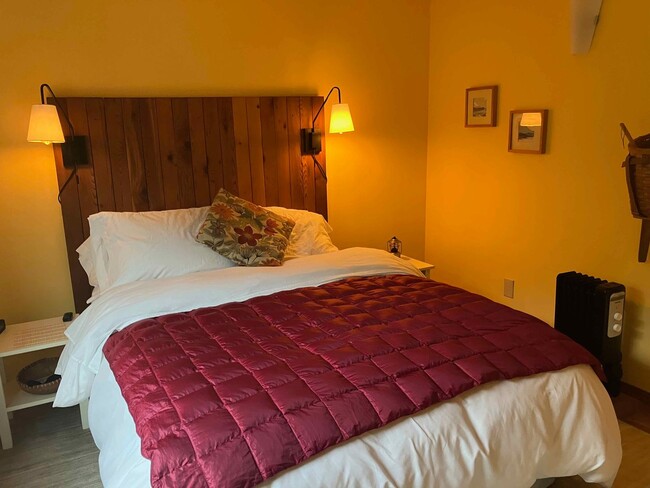 Building Photo - Charming Westside Condo Near Newport Market – Available April–October!