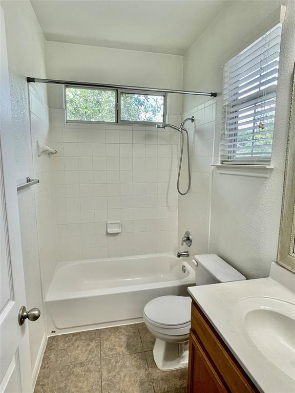 Building Photo - 2419 Allred Dr