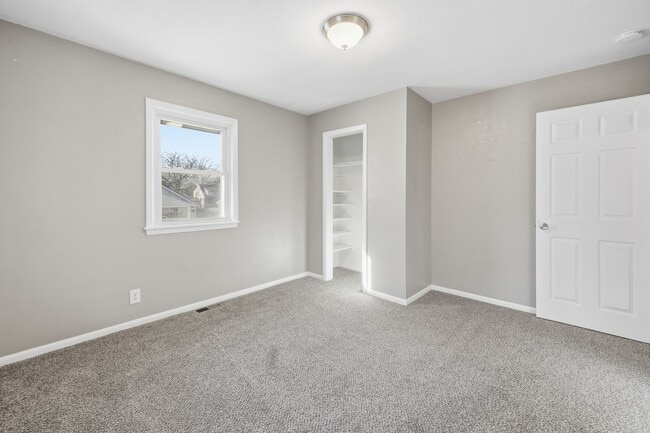 Building Photo - Move-In Ready 2 Bedroom Home with Basement Garage