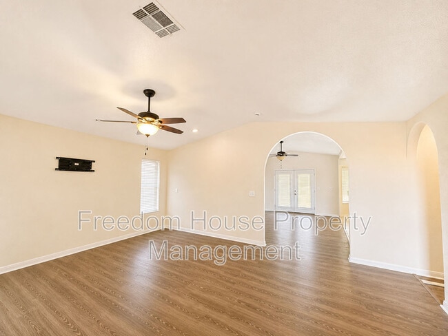 Building Photo - 3066 E Mount Charleston Dr