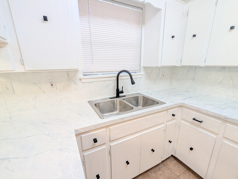 Building Photo - 9508 Labette Dr