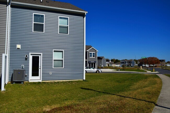 Building Photo - Stunning NEW Townhouse in Heritage Trace!