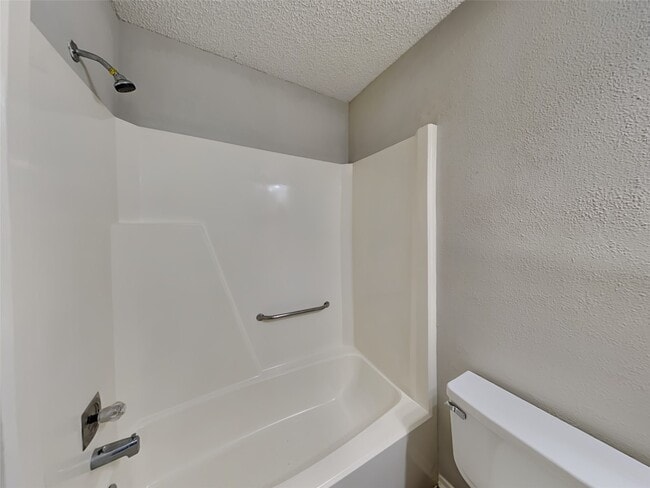 Building Photo - 16302 N Cross Dr