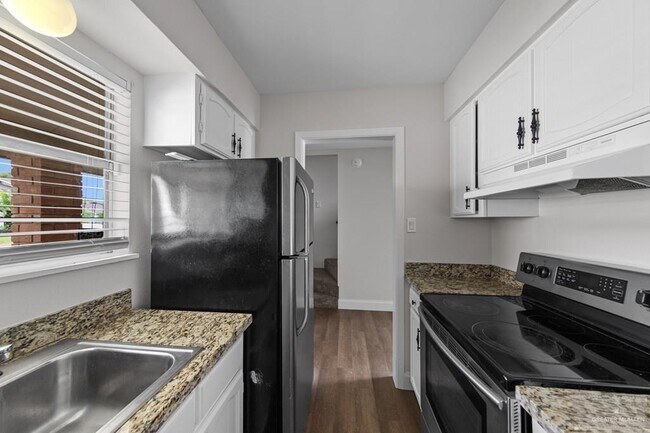 Building Photo - 16 West Dr