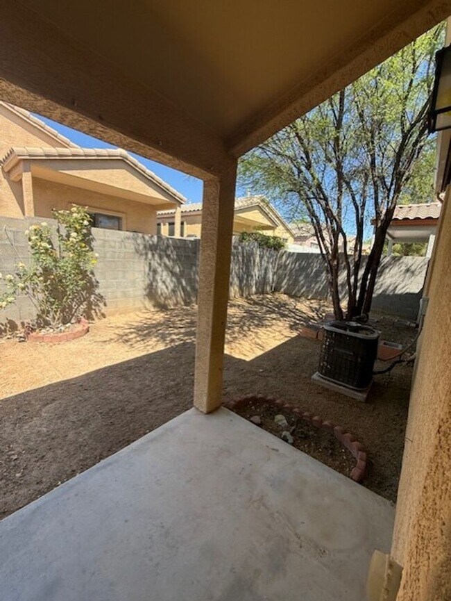 Building Photo - 3 Bedroom 2 Bath Home - Contact Property Pros Property Management