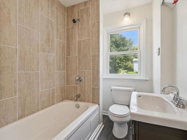 Building Photo - 4 Bedroom in College area!