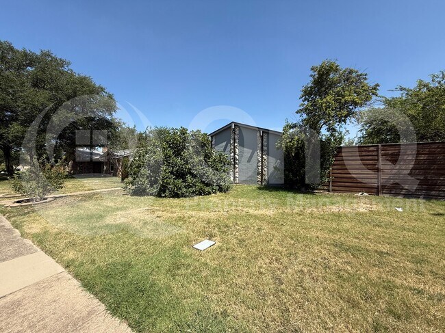 Building Photo - 2131 Blossom Ln