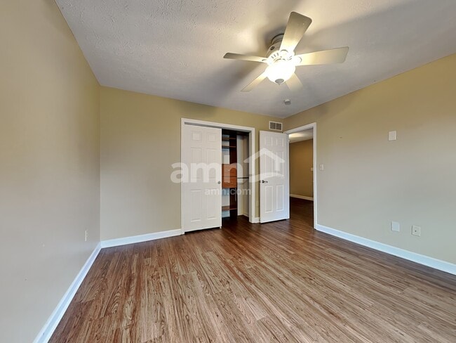 Building Photo - 121 Old Carriage Dr