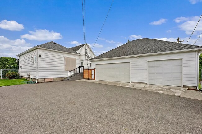 Building Photo - Beautiful Craftsman Home with Ample Parking & Outdoor Space