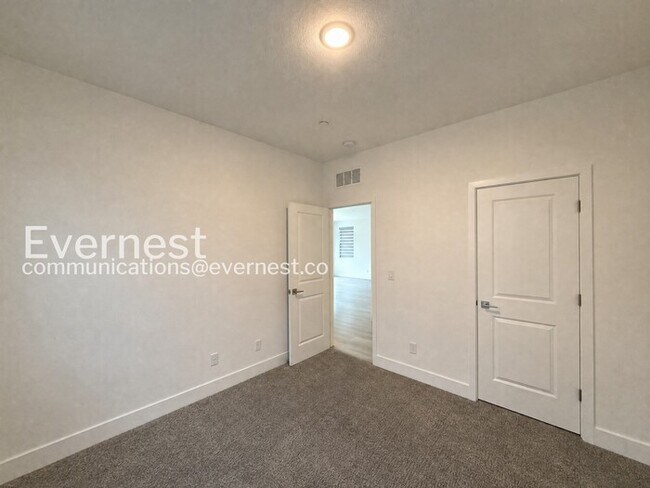 Building Photo - 4-Bed/3-Bath Home/Voucher Accepted/Available Now!