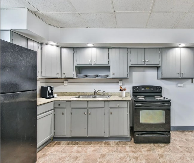 Building Photo - Beautifully Renovated 2-Bedroom, 1-Bath Apartment Move-In Ready!
