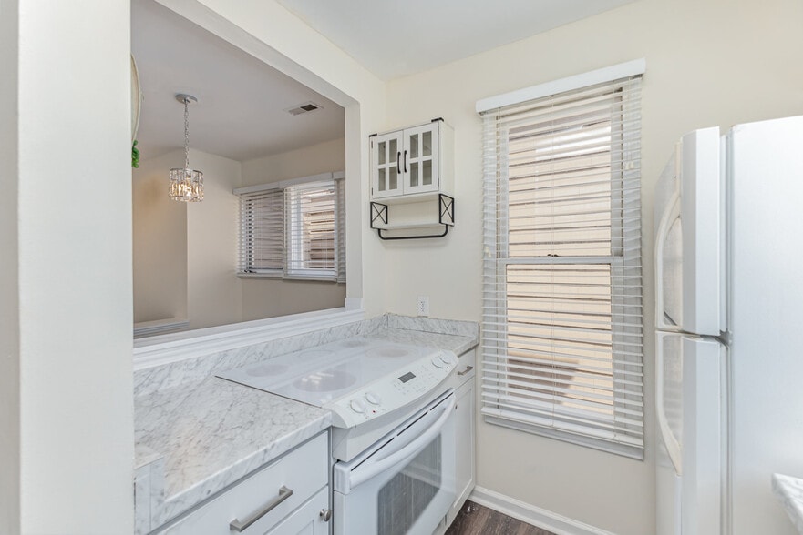 Building Photo - 1101 E Morehead St