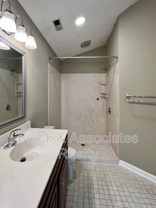 Building Photo - 1613 Round Hill Cir