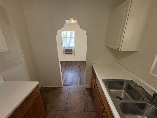 Building Photo - Cozy Hanford Home Available Now!