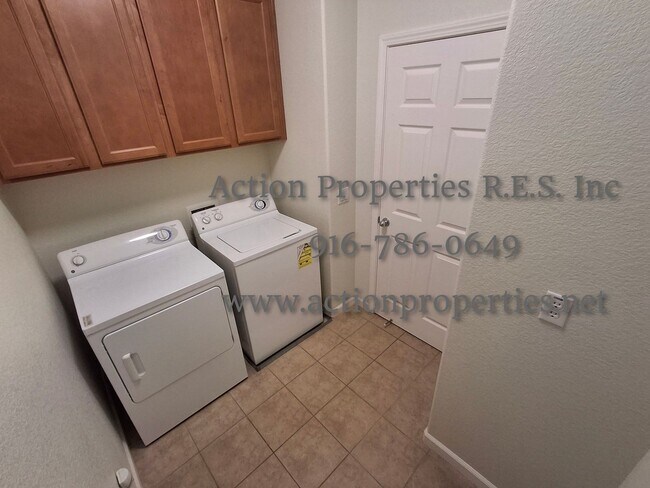 Building Photo - 2308 Las Palomas Loop