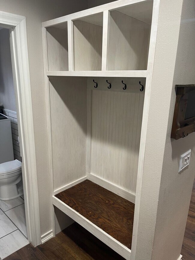 Building Photo - Executive home for rent! Excellent locatio...