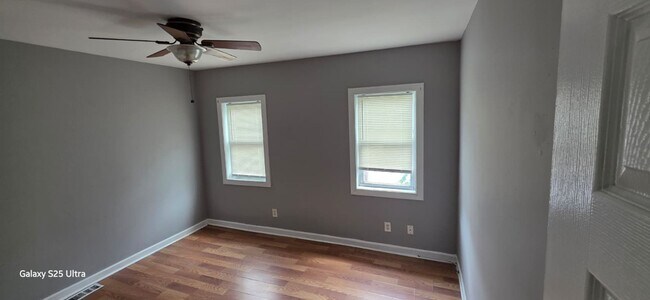 Building Photo - Three Bedroom One Bathroom Ready For ASAP Move In
