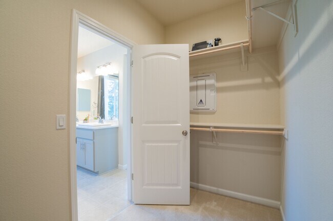 Building Photo - 3625 Blue Bird Dr