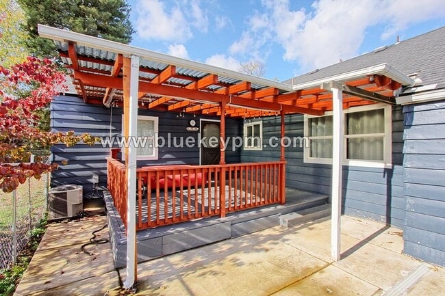 Building Photo - 3 Bed, 2 Bath Home Near Mill City Park in Portland