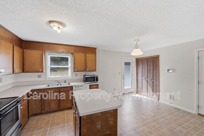 Building Photo - 1607 McFarland Dr