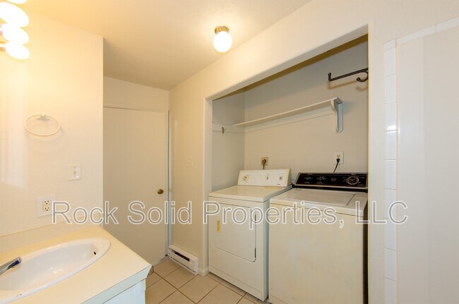 Building Photo - 1825 Edgewater Ave