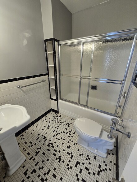 Building Photo - 1 E Chase St