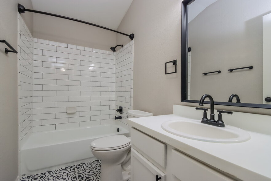 Building Photo - 8715 Sunset Pond Dr