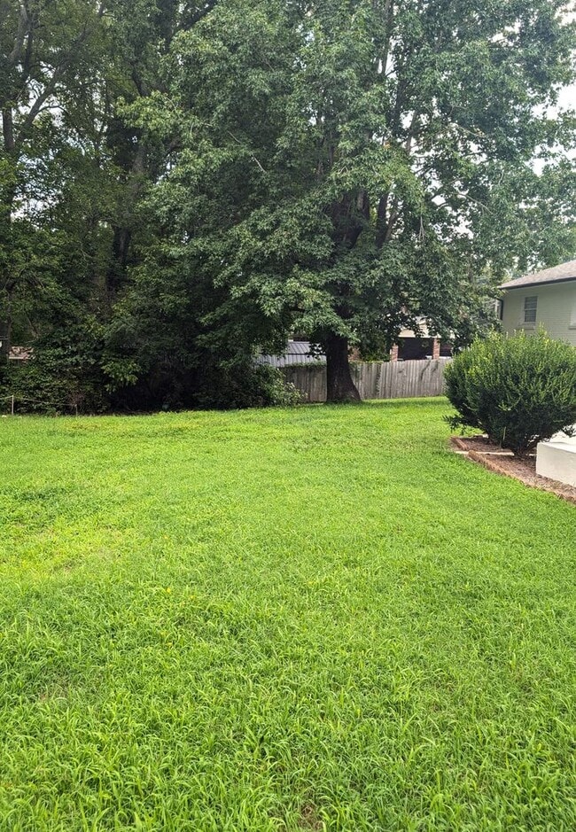 Building Photo - CherryVille Downtown, 3 bedroom, 100% Upgraded.