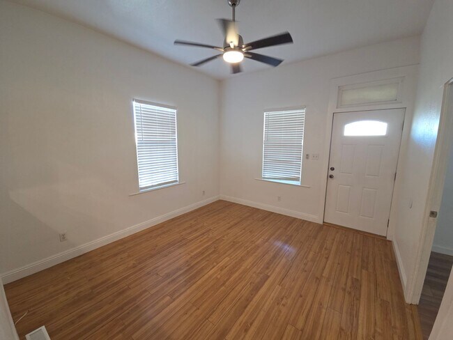 Building Photo - Beautiful 2 bedroom home with large detatched garage