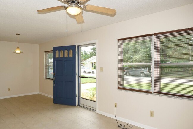 Building Photo - Clean, Bright & Move-In Ready! 3-Bedroom H...