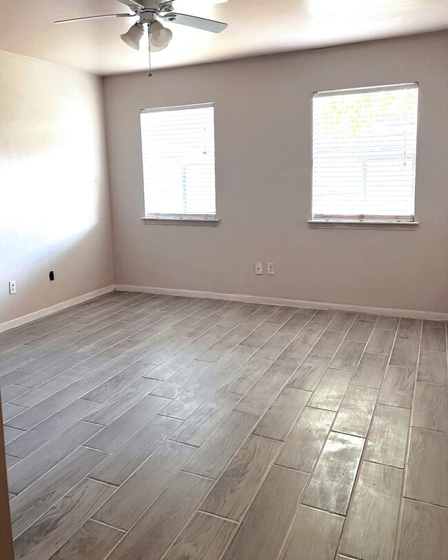 Building Photo - 13903 Greenway Dr