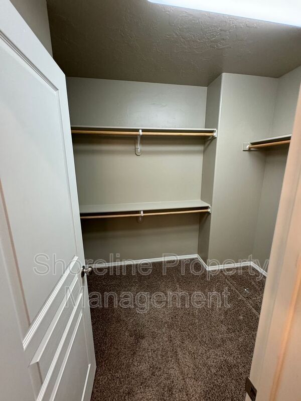 Building Photo - 511 Diamond Lake St