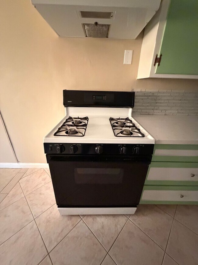 Building Photo - Affordable 3 BD 2 BA house in SW Bakersfield on a corner lot
