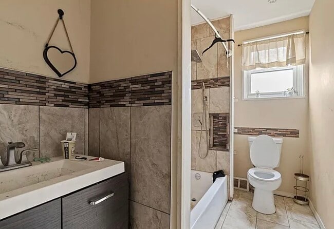 Building Photo - 910 Mechanic St