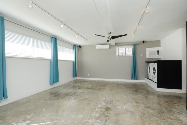 Building Photo - 2215 Cleburne St