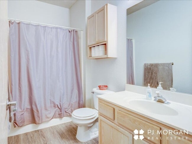 Building Photo - Great downtown location!