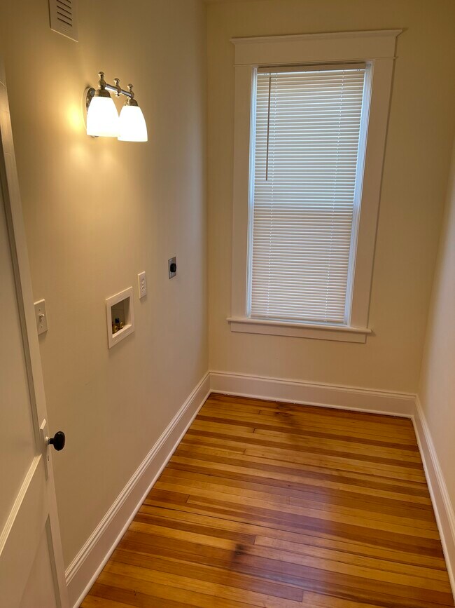 Building Photo - 701 25th St