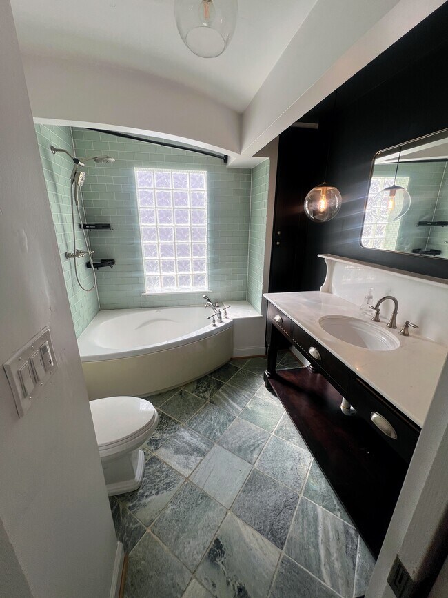 Building Photo - 5602 Hawthorne St