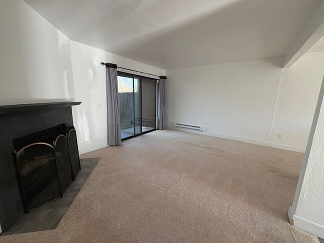 Building Photo - Beautiful 2-bedroom, 1.5-bath Townhome in the heart of Rohnert Park