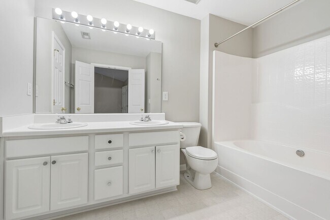 Building Photo - 3 Bedroom, 2.5 Bathroom Townhouse with Fen...