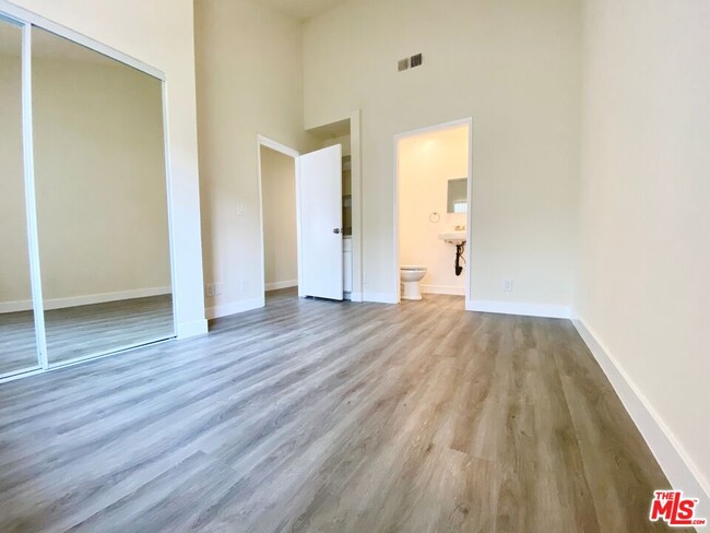 Building Photo - 6941 Hazeltine Ave