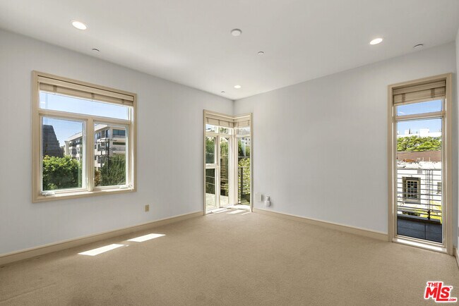 Building Photo - 447 N Doheny Dr