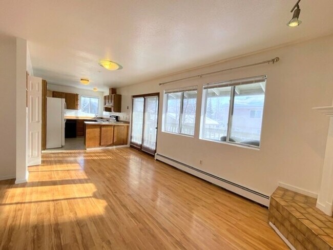 Building Photo - RARE FIND! Spacious and bright three bedroom apartment in South Anchorage with in unit laundry, f...