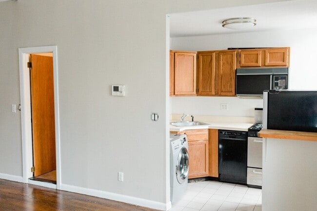 Building Photo - Spectacular Studio Located Where Brooklyn Heights Meets Cobble Hill!