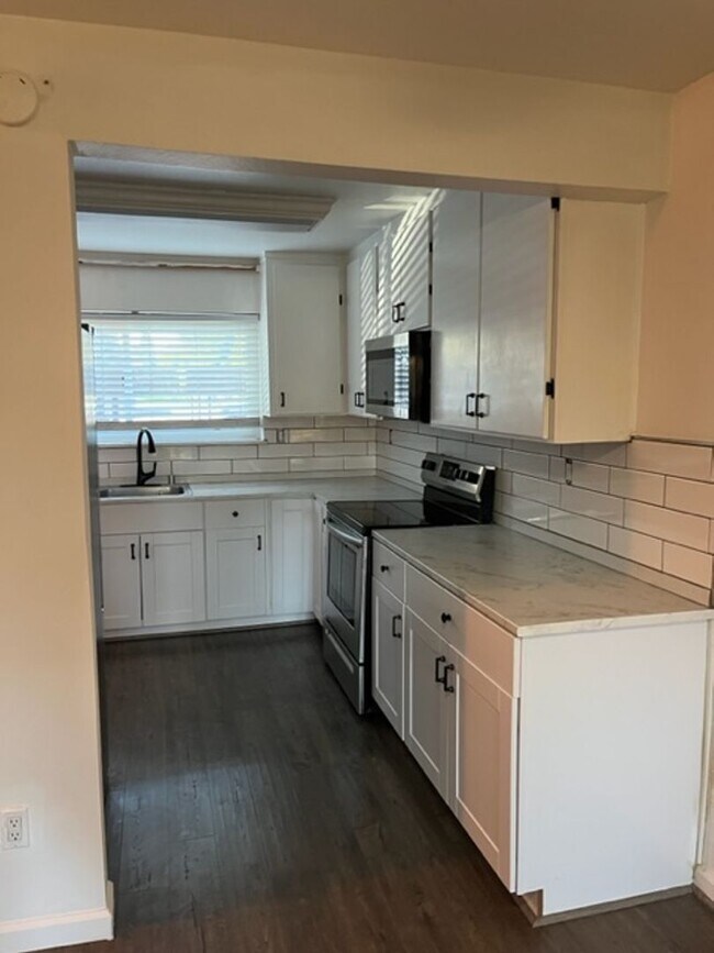 Building Photo - Redwood Park Estates Condo.  Available NOW!