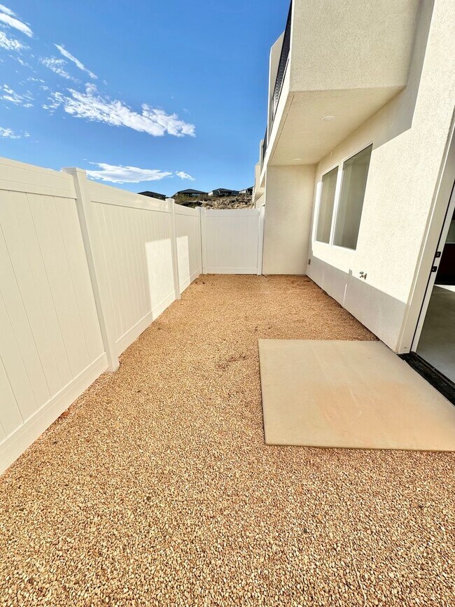 Building Photo - PET FRIENDLY!! HURRICANE TOWNHOME! END UNIT!